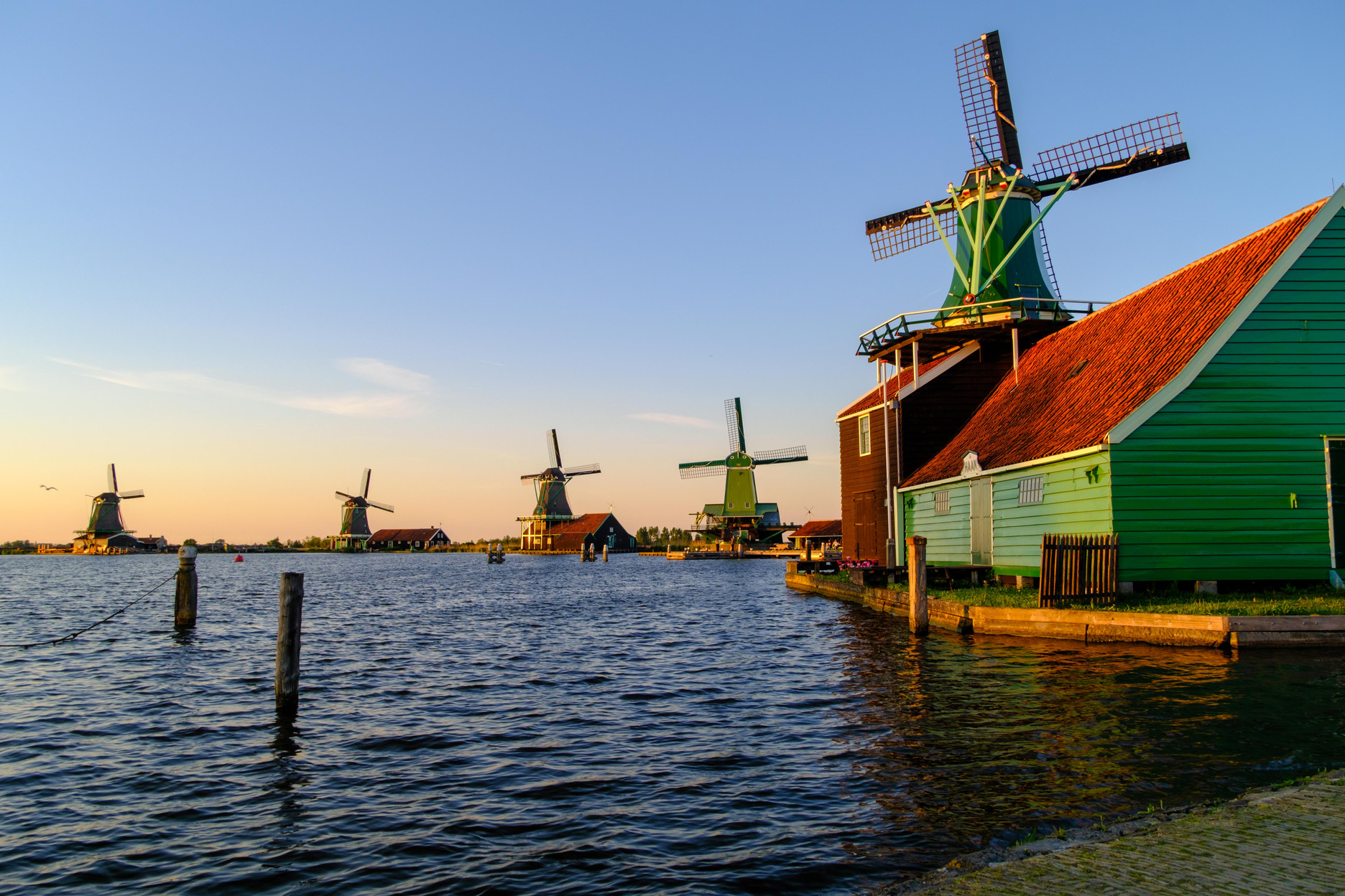 samansa　Atmosphere 🌅📸 Setting up my camera to watch the sunset at Zaanse Schans