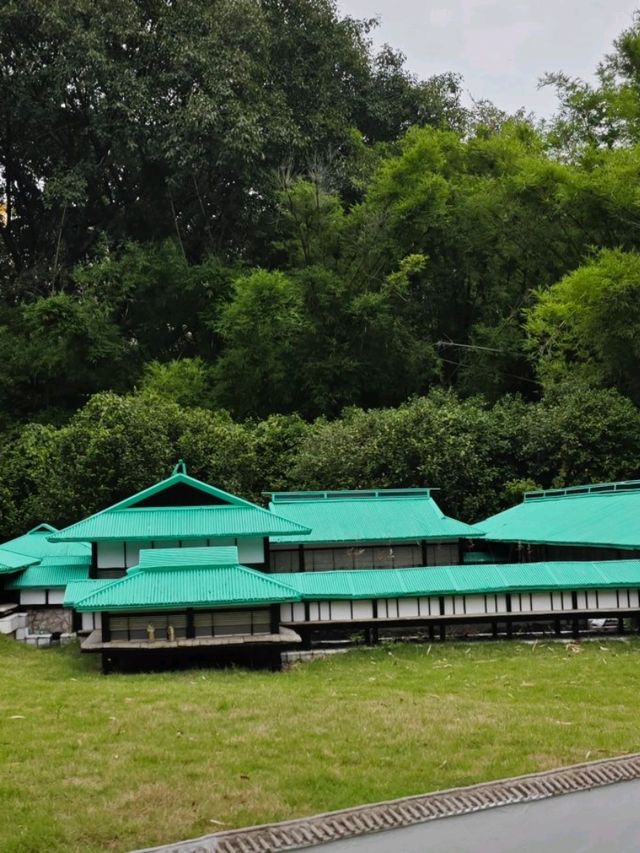 130 Replicas of World Wonders squeezed