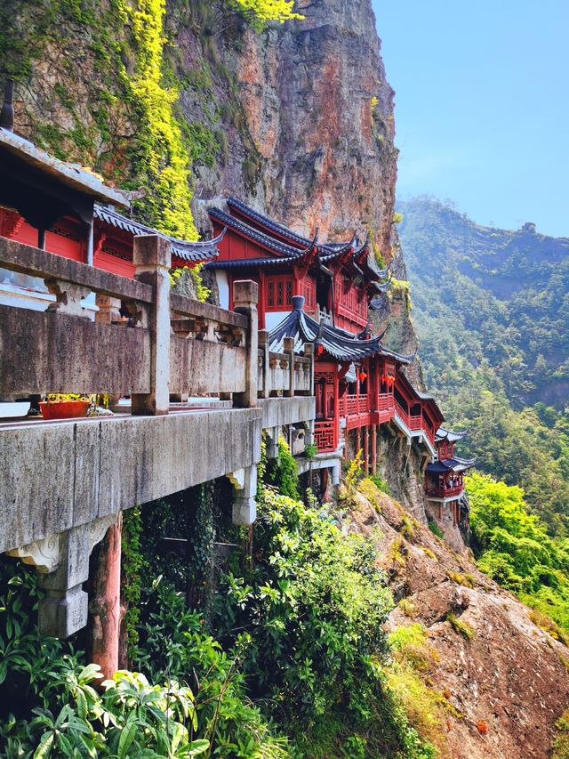 大慈岩寺：江南唯一的臨崖懸空而建的寺廟，被稱為“江南懸空寺”