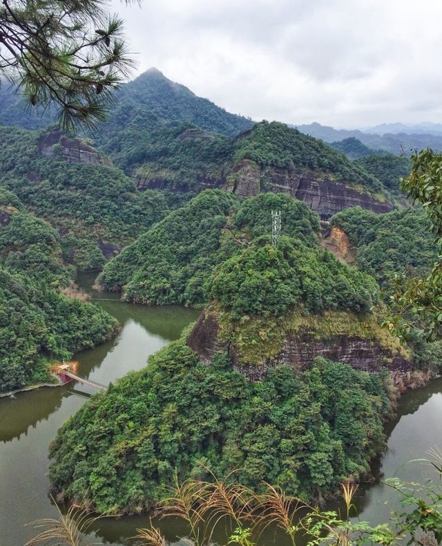 湖水碧綠如鏡，風景如詩似畫——東護寨風景區！