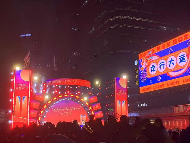 成都元宵必打卡！｜交子大道闹元宵超热闹