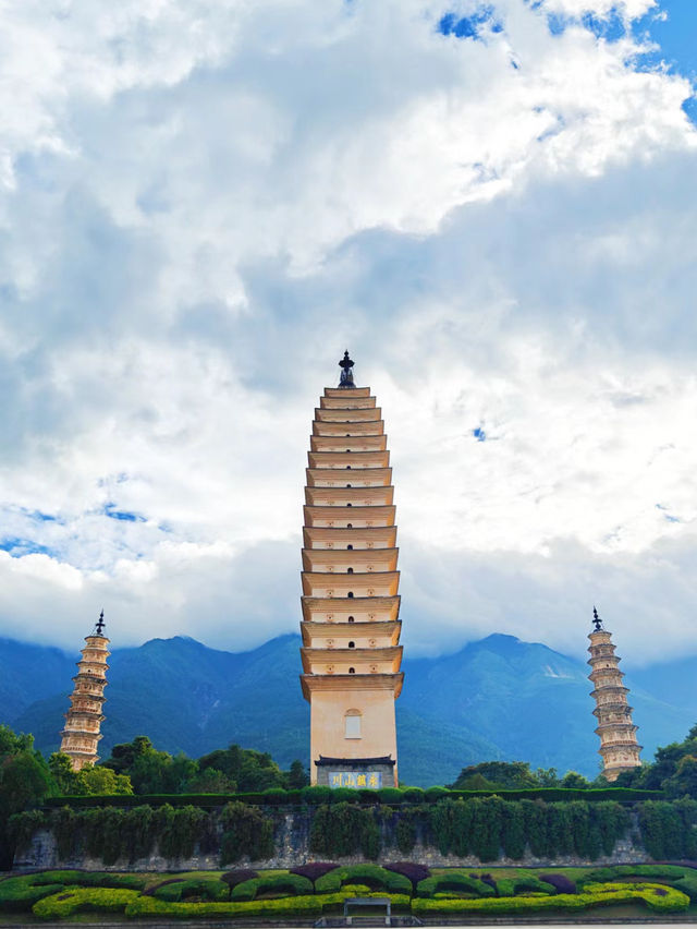 Three Pagodas of Chongsheng Temple Dali 🇨🇳🌸