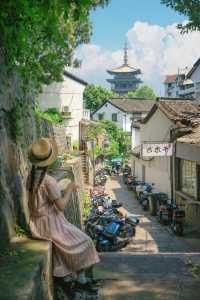 The Citywalk in Hangzhou is absolutely stunning‼️ One can see half the city in its mundane hustle and bustle, and the other half in its ethereal beauty~