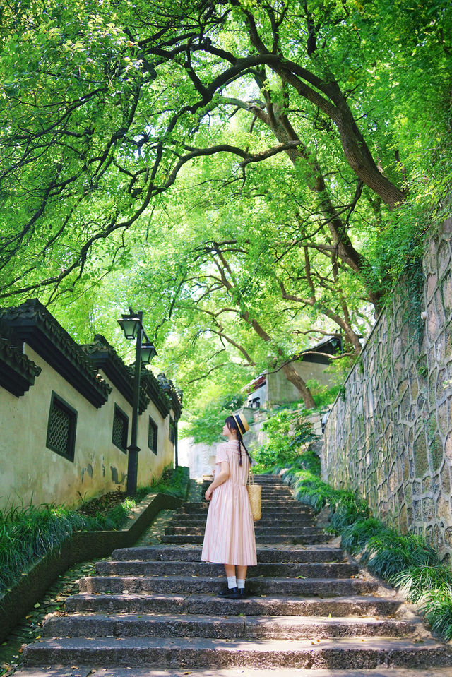 The Citywalk in Hangzhou is absolutely stunning‼️ One can see half the city in its mundane hustle and bustle, and the other half in its ethereal beauty~