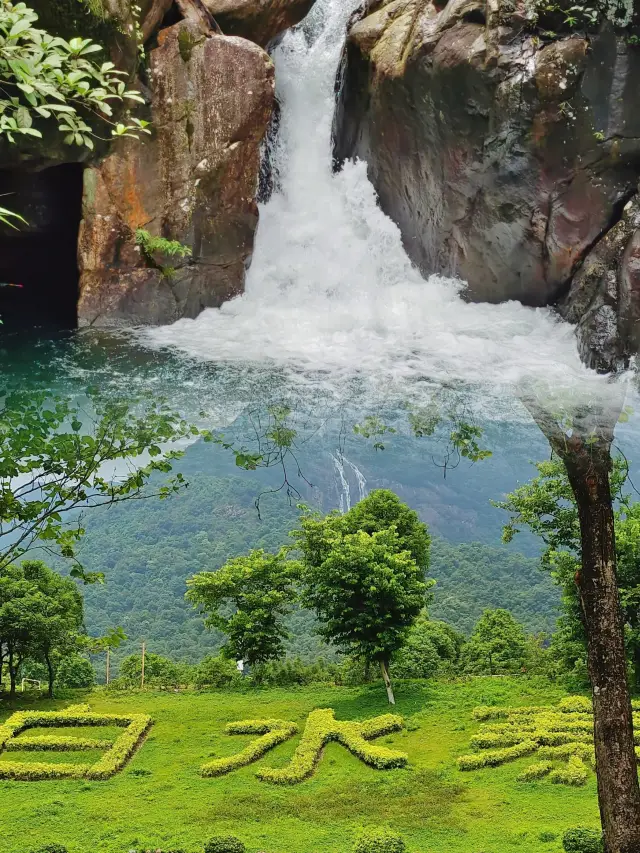 A one-day tour in Zengcheng, Guangzhou, is highly recommended for the Baishuizhai Waterfall