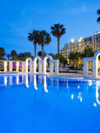 🌟 Malta Marvels: Hilton's Seaside Serenity & Service 🌟