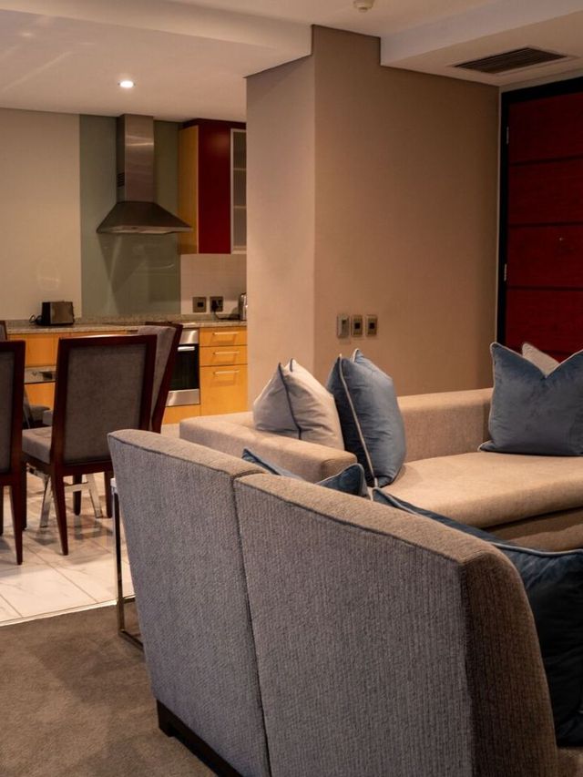 🌟🏨 Sandton's Stylish Sleeps: Raphael Suites! 🛌✨