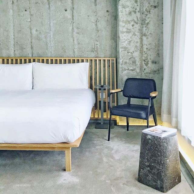 在旅途中寻得一处庇护之所——酒店的温暖懷抱，如同心靈的港灣