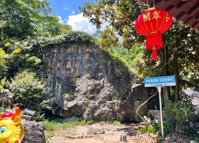 黃山九龍瀑：一瀑九折，探索碧綠潭水的奧秘！