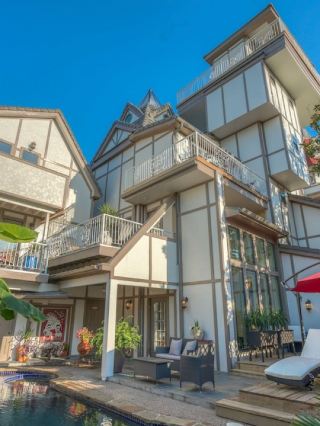 🌟 Houston's Hidden Gem: Adult-Only Luxury 🛌✨