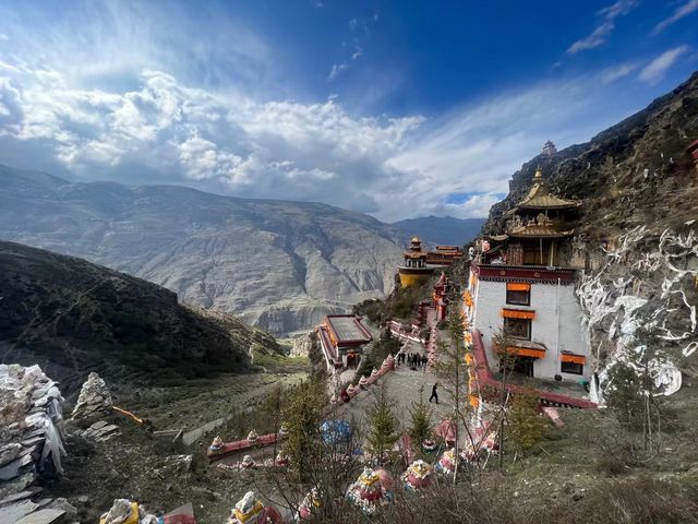 洛卓窩隆寺：心靈的淨土，歷史的迴響