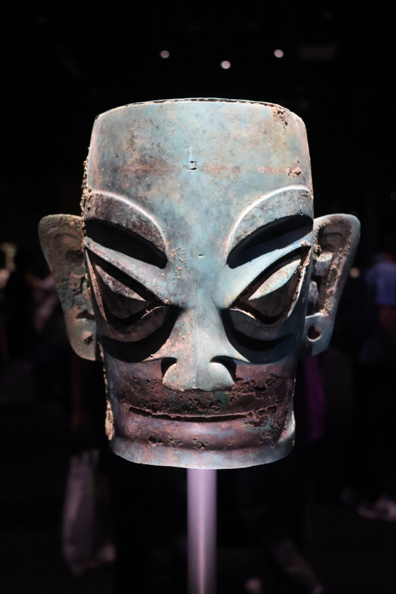 青銅面具青銅大立人像。｜Trip.com 廣漢