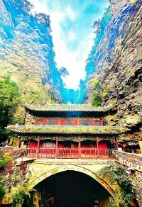 河北石家莊蒼岩山 | 橋橫千丈峭崖中，樓舞雲飛壯碧穹。