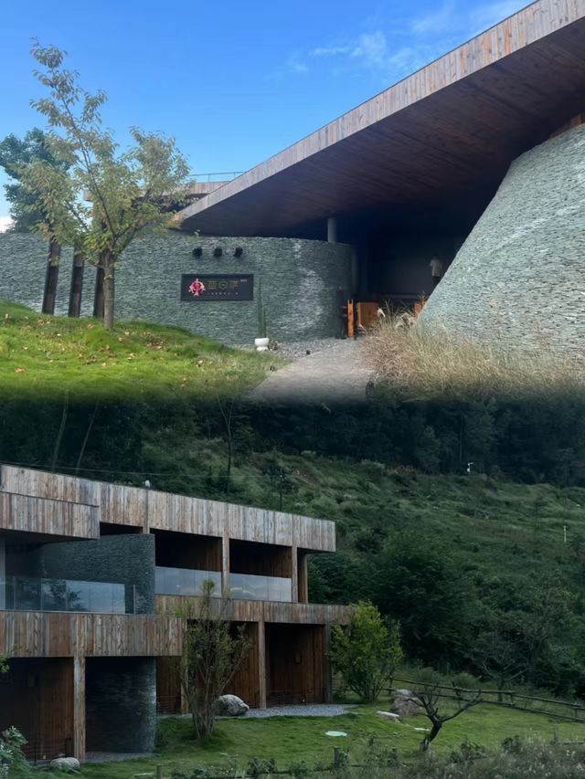 成都周邊|秋天到山林間邊賞景邊泡私湯！。