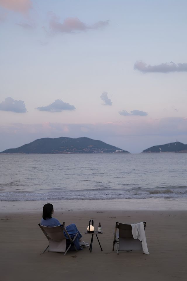落日時分，鹹鹹海風吹向礁石和漁村。