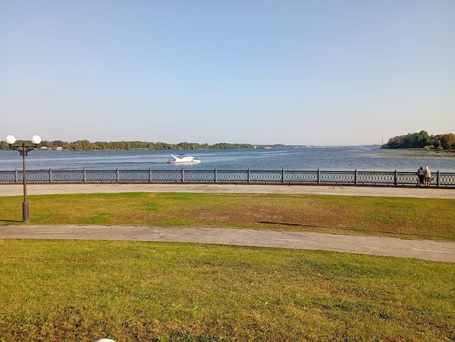 沿著雅羅斯拉夫伏爾加河岸堤漫步，享受夏日清涼之旅。