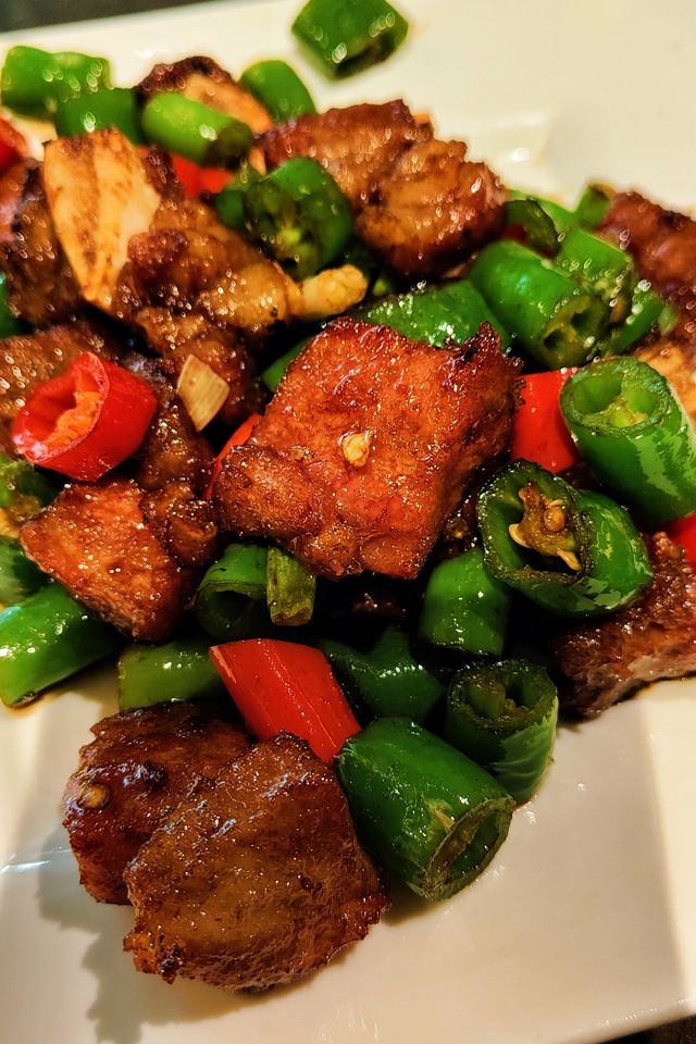 昆明人均一百多元就能吃到扶牆走的五星級酒店。