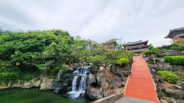 濟州島的藥泉寺，是一處充滿寧靜與神聖氣息的地方。