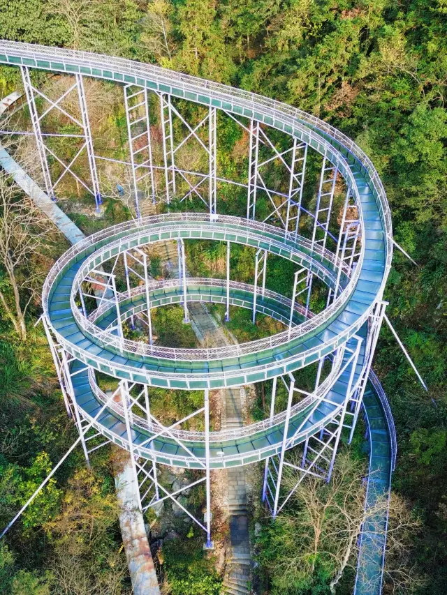 The 3,800-meter downhill rafting at Tianzidi is really avant-garde.