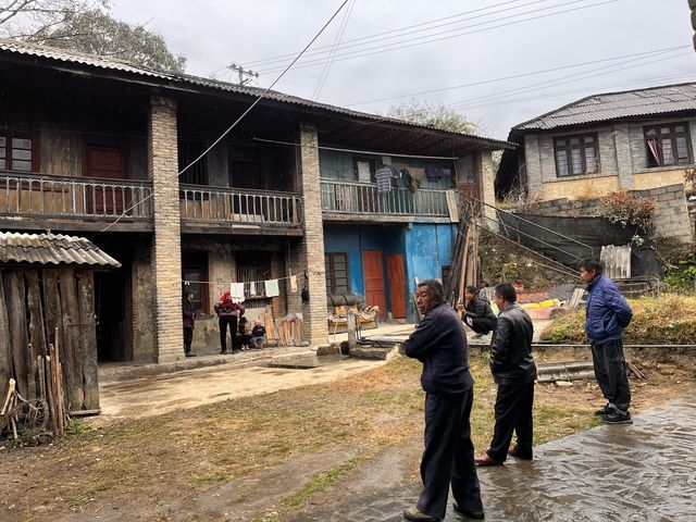 皇冠山在晨霧中若隱若現，有如仙境一般