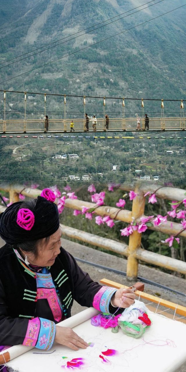四川九皇山：徒步愛好者的懸崖棧道挑戰聖地！