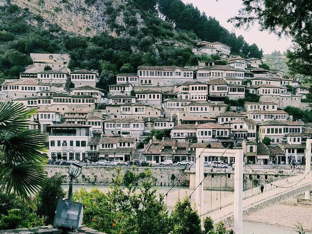 阿爾巴尼亞著名景點：培拉特古城。適合拍照打卡、週末閒暇度假地！ 