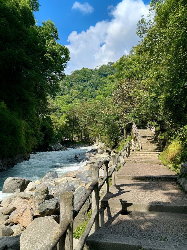 炎炎夏日，想逃離成都嘅酷熱？喇叭河呢個小眾避暑秘境，