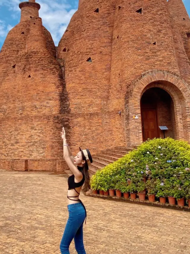 Went to Mile Dongfeng Yun with my bestie, the scenery is very vintage, and my bestie still has a charming figure