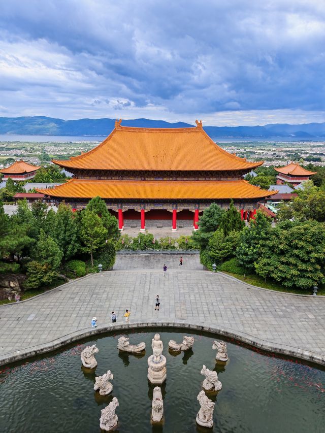 寺不在大，依山傍水則靈