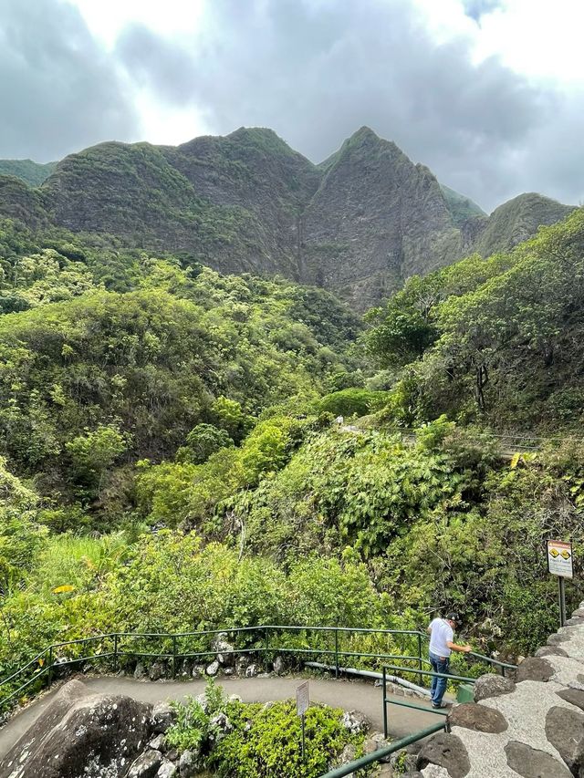 雨霧朦朧中的伊奧山谷夏威夷土著國王都來打卡的秘境！