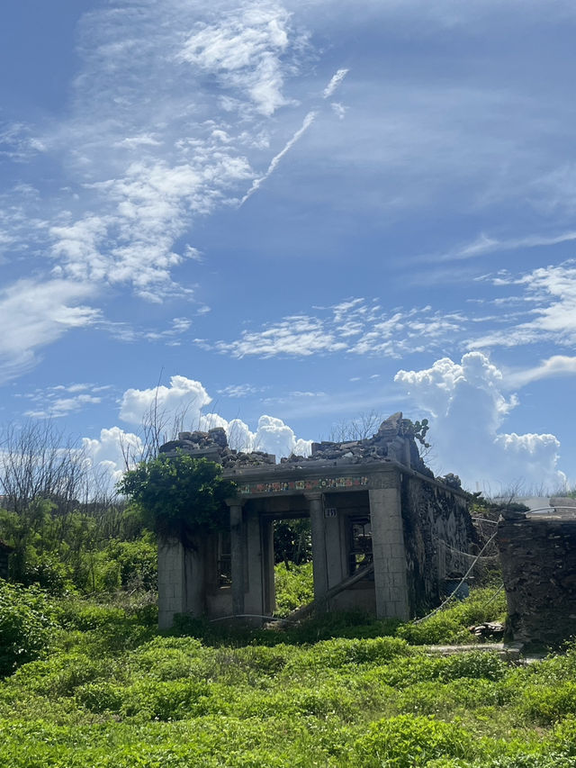 🌿 Dongji Island: Where Emerald Meadows Meet Endless Azure Skies! ☁️