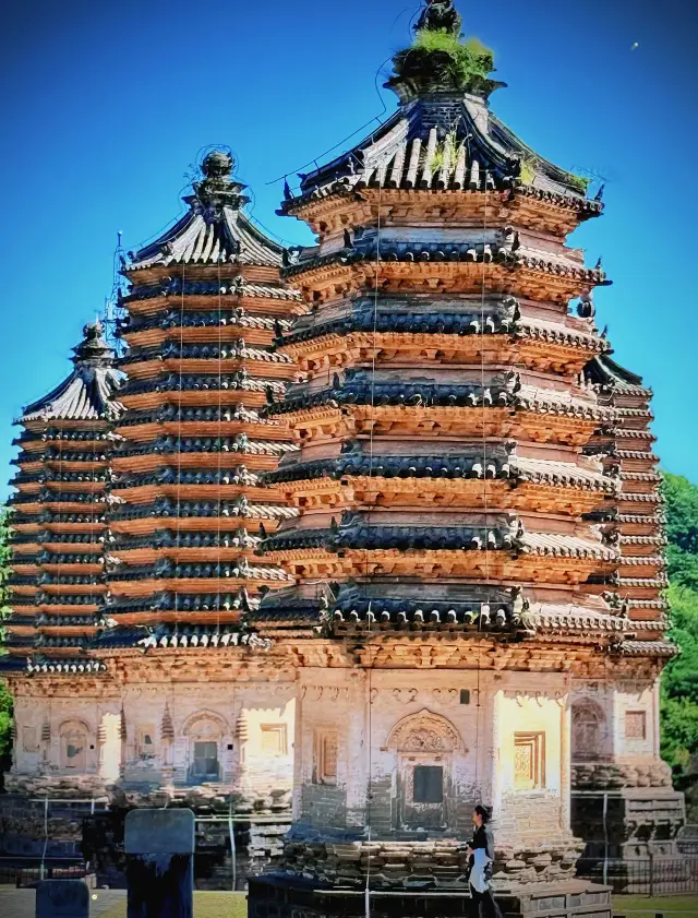 A Quiet Autumn Walk Among the Lesser-Known Towers of Beijing During National Day, Forest Paths and Buddhist Chants, Autumn at the Temple in One Frame