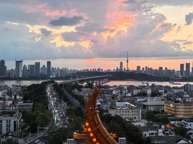 武漢夜遊黃鶴樓親測燈光秀美翻啦！