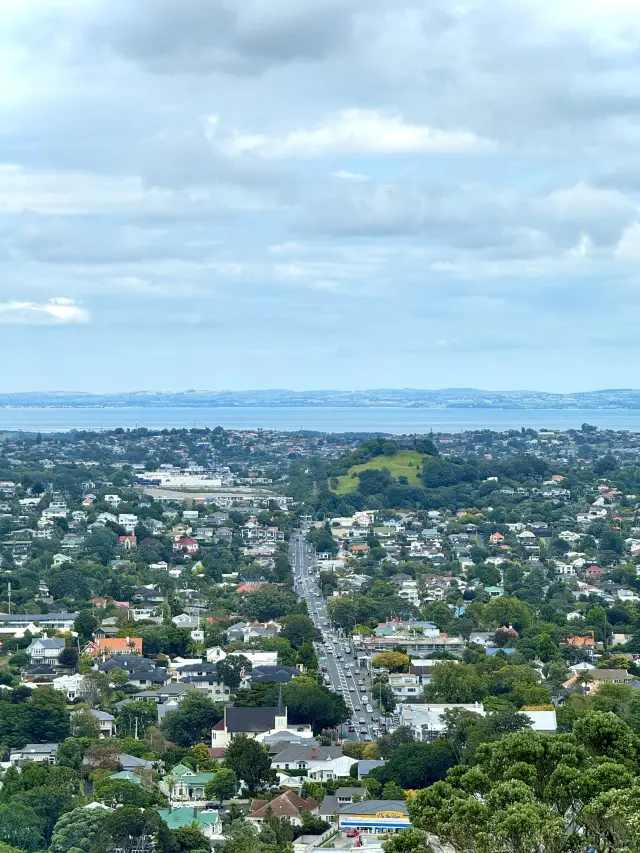 Mount Eden in Auckland: Stand at the volcanic crater and see the entire city