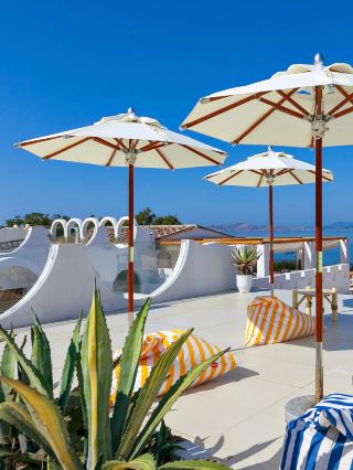 Open the door and you’re at the pool, lie in bed and watch the sea—this cliffside guesthouse in Pingtan makes you never want to leave