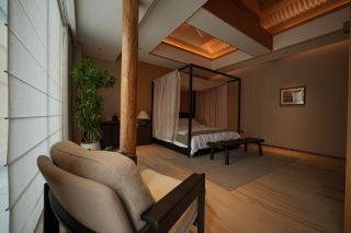 วัดแห่งนี้ตั้งอยู่ข้างหอระฆังในเมืองต้าถง อุทิศแด่เทพเจ้าต่างๆ ส่วนบ้านลานภายในของตระกูลมู่หลานนั้น เป็นสถานที่ที่เหมาะแก่การหลับใหลไปพร้อมกับแสงไฟของเมืองโบราณ