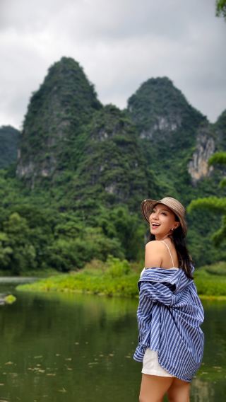 I would call this hotel the best value in Yangshuo.
It costs over 100 per person, and it actually just opened in 2025.
The room was much bigger than expected, and the amenities were well-equipped. The design style is quite unique compared to the surrounding ones. After seeing too many white-themed homestays in Yangshuo, this one with its pink elements and stylish decor was a breath of fresh air. You can tell the owner really put in the effort. I booked it because I saw the pink theme, which is great for photos.
The location is also great. It’s not far from the attractions, but it’s not on the main street, so it’s very quiet at night and you won’t be disturbed by the bar street or tourists.
It’s a 5-minute walk to "The Romantic Show of Guilin" performance venue.
I saw the Hangzhou Songcheng version over a decade ago, so I wasn't too interested this time. By comparison, I’d recommend "Impression Sanjie Liu" more. With the real landscape as a backdrop and the night lights reflecting on the river, the viewing experience is much more stunning.
The hotel breakfast was also richer than expected, and they even had rice noodles.
After eating, sitting by the fields with a cup of coffee, feeling the breeze, and looking at the distant mountains, the pace of life just slows down.
The hotel is a 10-minute taxi ride from the Ten-Mile Gallery, and bamboo rafting for sightseeing is also nearby.
Others take the main roads, and we take the back roads. Others look at attractions, and we look at the scenery.
Riding slowly through fields, into villages, and along the Yulong River, we ended up seeing a lot of scenery not mentioned in any travel guides.
Sometimes the most interesting part of traveling isn't how many attractions you check off, but those unexpected surprises.