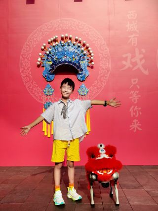 A Xicheng kid's journey into traditional culture: A 9-year-old boy explores a theater market