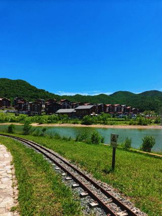 京郊小瑞士海坨山谷，北京2小時奔赴山野草坪