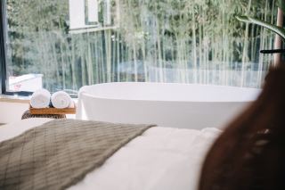 Huzhou! Moganshan! Mountain-view soaking tubs and private hot springs at this homestay are so healing!