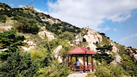 위치: 친황다오 창리현성 북쪽 4km, 연산산맥의 지맥으로, 고대에는 "신악"이라 불렸으며, 조조의 《관창해》에서 "동쪽으로 갈석에 임하여 창해를 바라본다"고 한 곳. 주 — traveler post in 빈저우