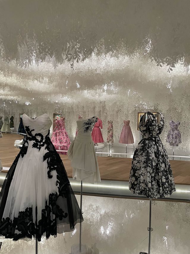 期間限定！ディオールの美術展で夢のひとときを。