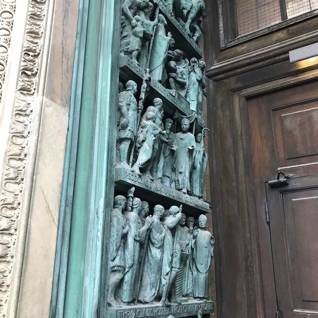 A Tour inside the Milan cathedral 