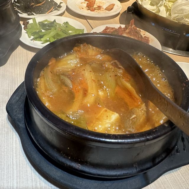 平價台北韓式套餐料理🇰🇷韓之棧，四人假日晚上不到$1000，小菜吃到飽！