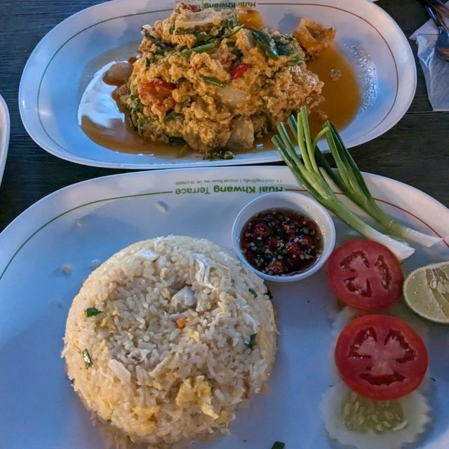 ホワイクワン・テラスで、プーパッポンカリーとパッタイとカオパットの晩ごはん…シンハービールとエスコーラで乾杯。