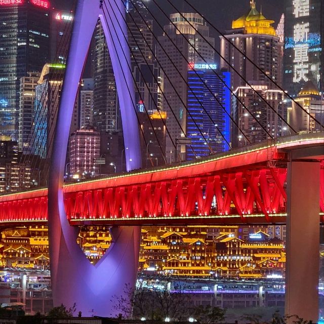嘉陵江大橋上看洪崖洞