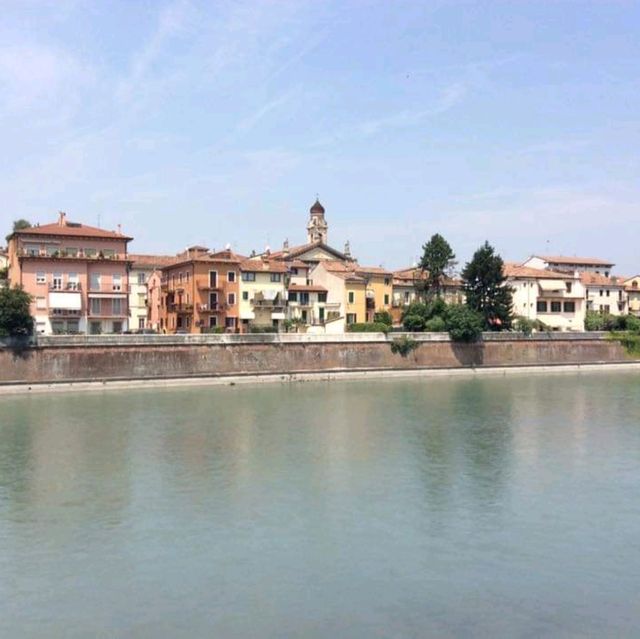 Adige แม่น้ำสวยใส ใจกลางเวโรน่า อิตาลี