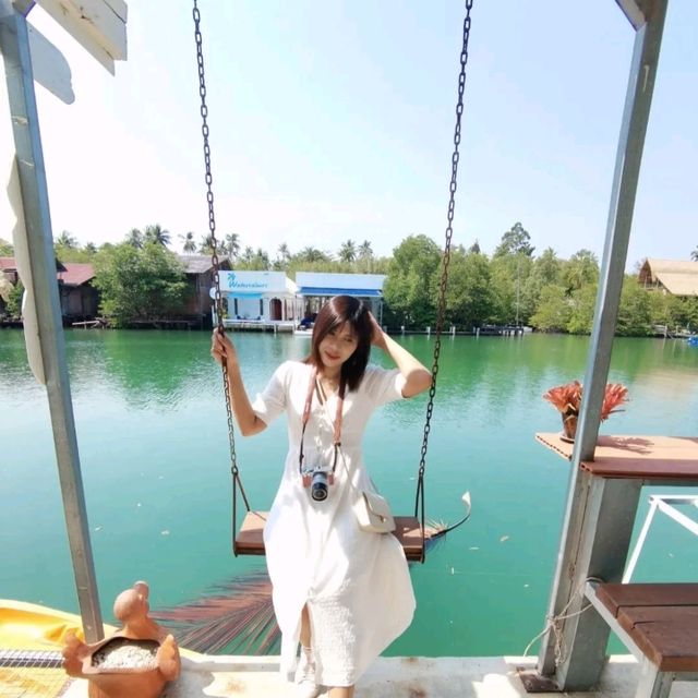 Phu Talay Seafood ร้านอาหารริมคลอง
