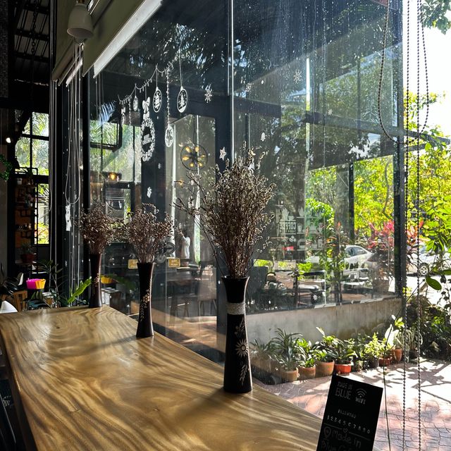Made in BLUE cafe & bistro คาเฟ่สไตล์ธรรมชาติ