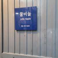 독특한 컨셉의 카페